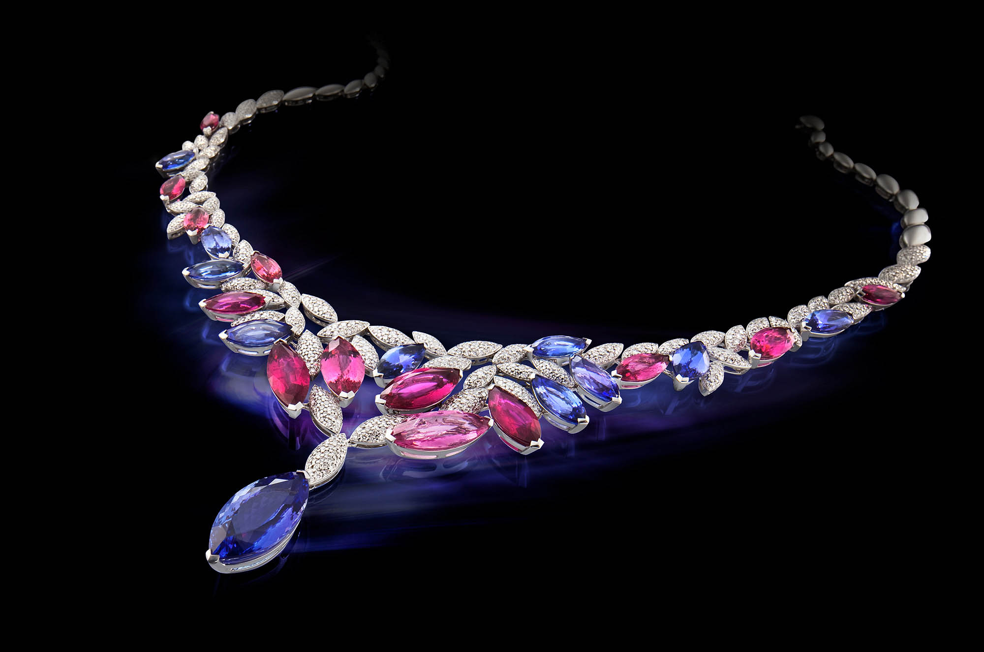 Collier auf schwarzem Untergrund - fotografiert für Juwelier Leicht in Pforzheim