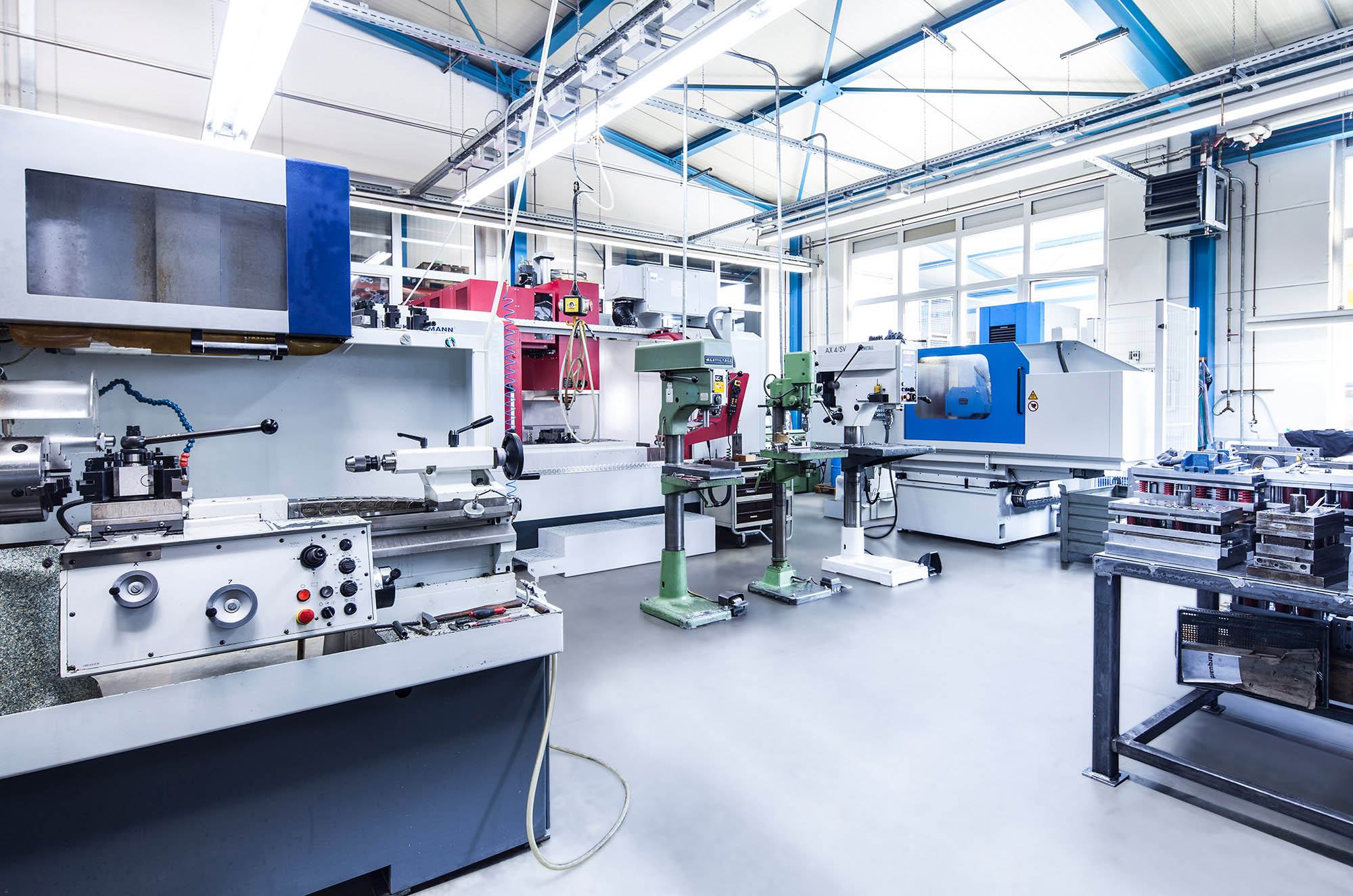 Corporate Fotografie - Blick in die Produktionshalle - fotografiert für Marquardt Metallwaren und Werkzeugbau GmbH in Neulingen